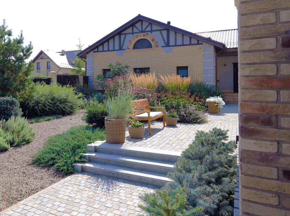 Элимус песчаный в плетеных корзинах и другие сизоватые и серебристые растения