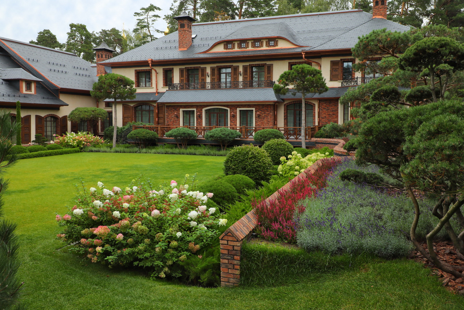 Коттеджный сад в Барвихе (дизайн и исполнение компании "Imperial Garden")