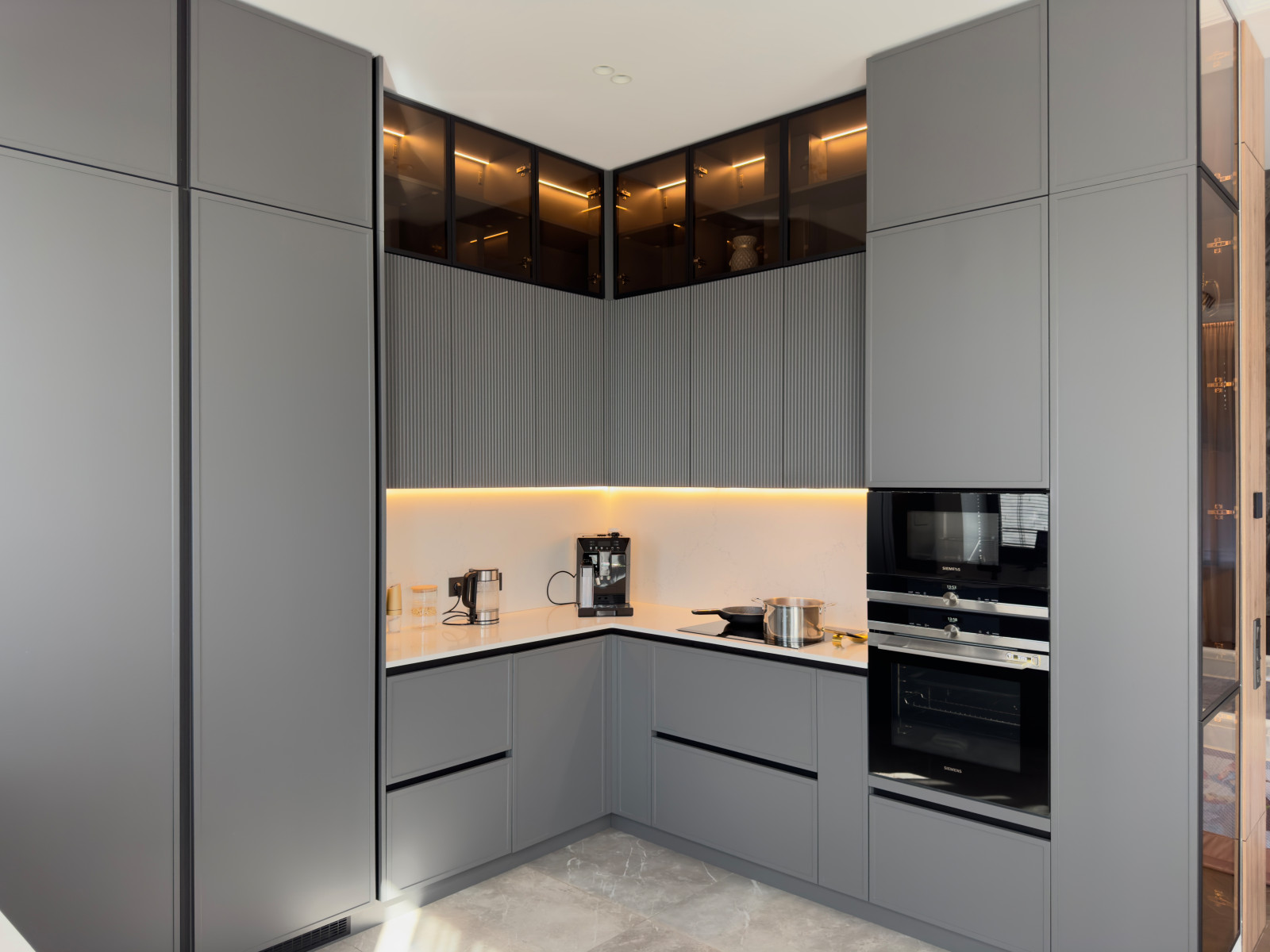 Кухня с кладовой в загородном доме