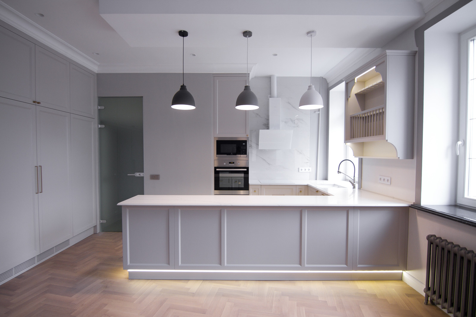 П-образная кухня с барной стойкой в сером цвете