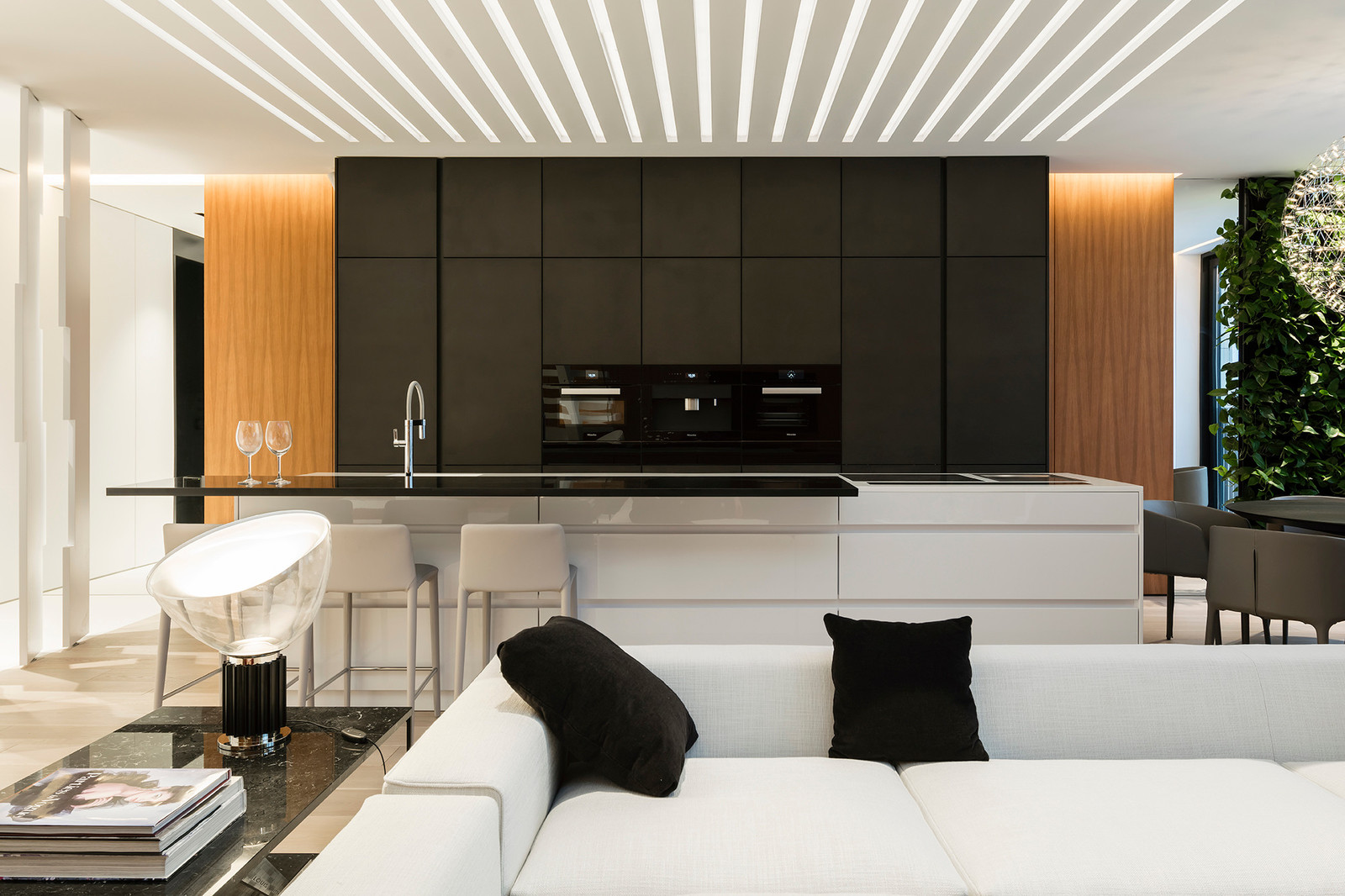 Один из реализованных нами проектов - кухня LEICHT LARGO-FG-A | CONCRETE-A