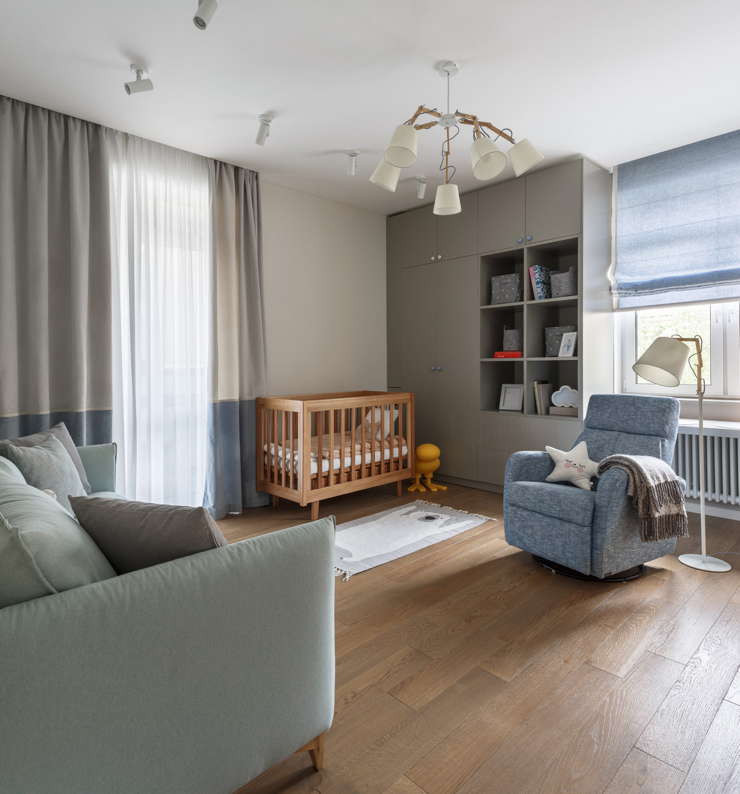 Трехкомнатная квартира в центре Петербурга