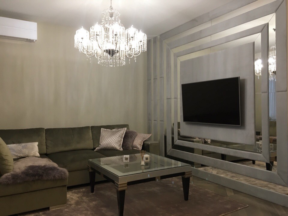 Микс мягкие панели и зеркала в гостиной