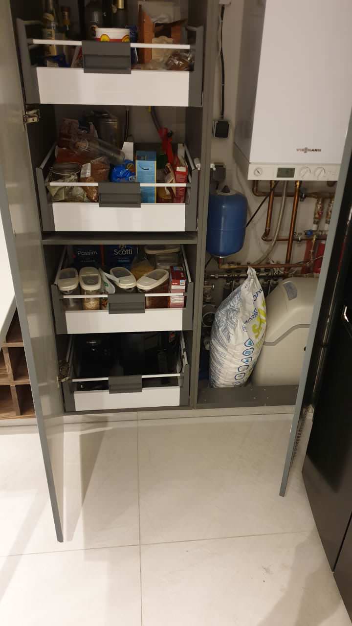 Кухня из эмали и массива.