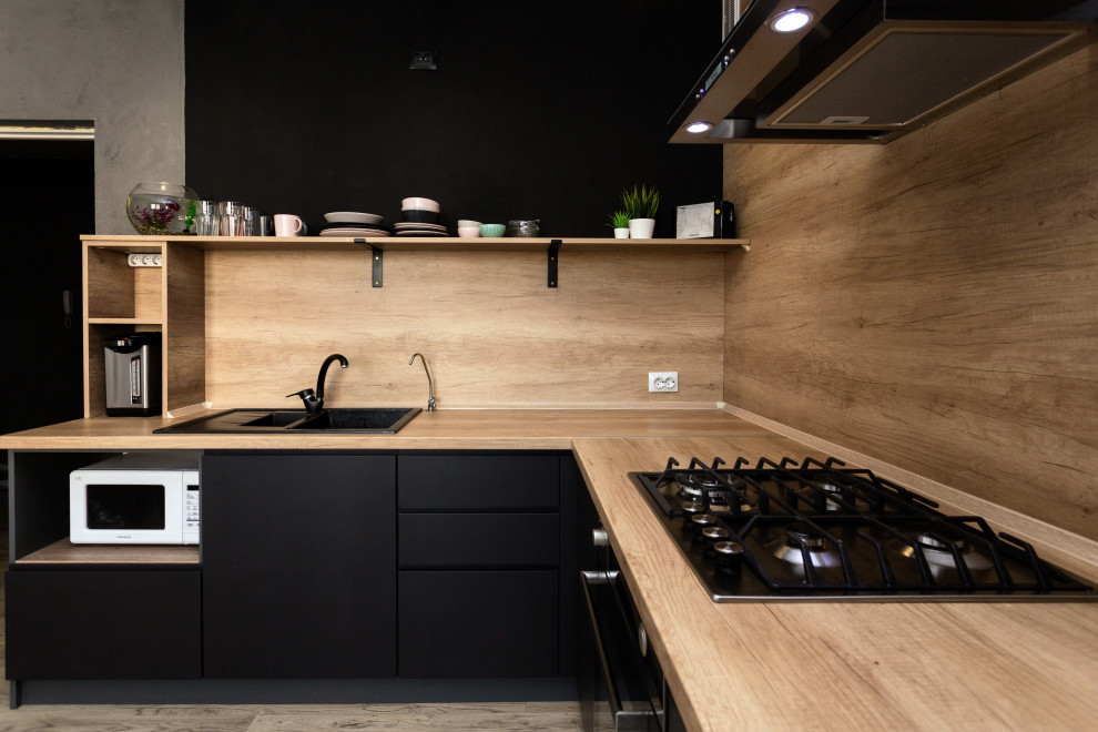 Черная брутальная кухня в современном стиле для тату-мастера