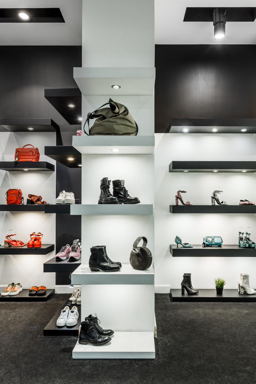 Магазин мультибрендовой обуви VIC MATIE (ТРК "Сити Центр")