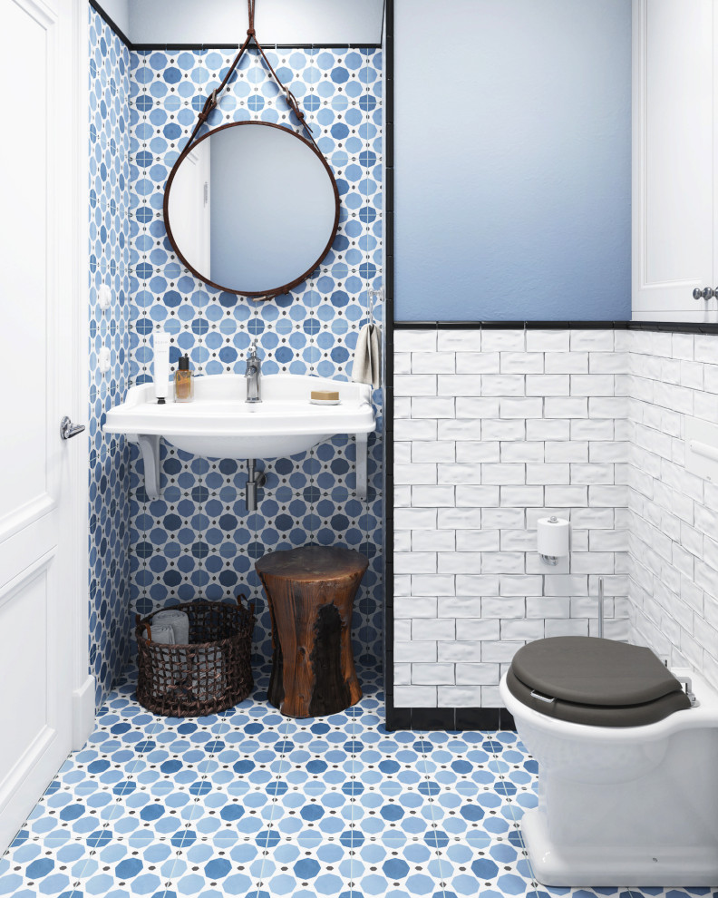 Классический туалет с синей плиткой