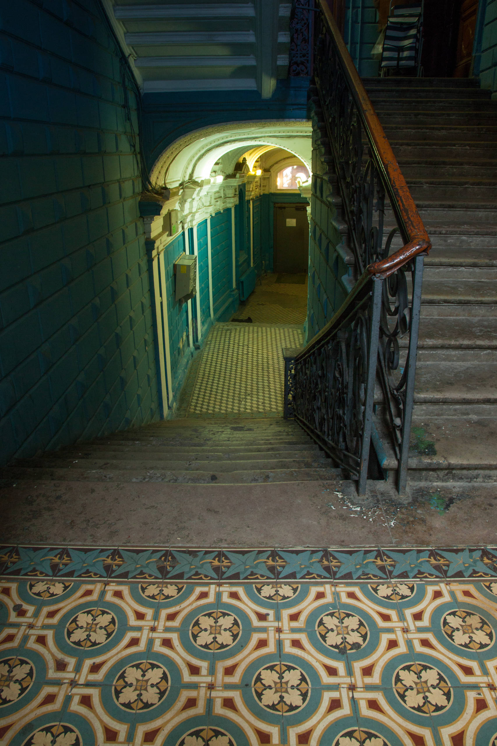 Фотоохота: 24 кадра из парадных доходного Петербурга