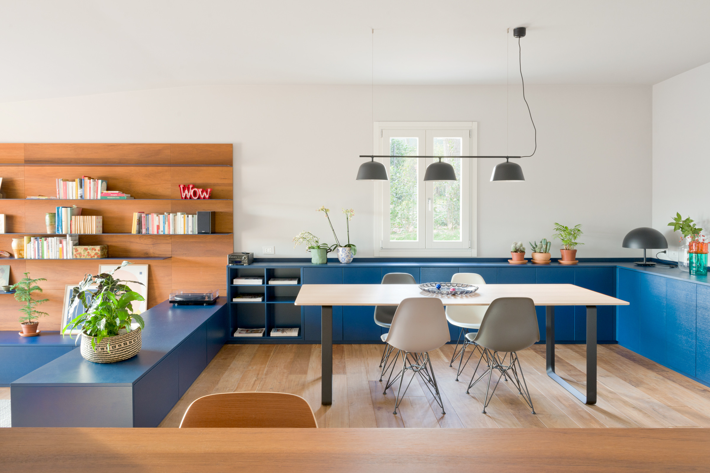 В закладки: 3 проекта со встроенными шкафами «во всю стену»