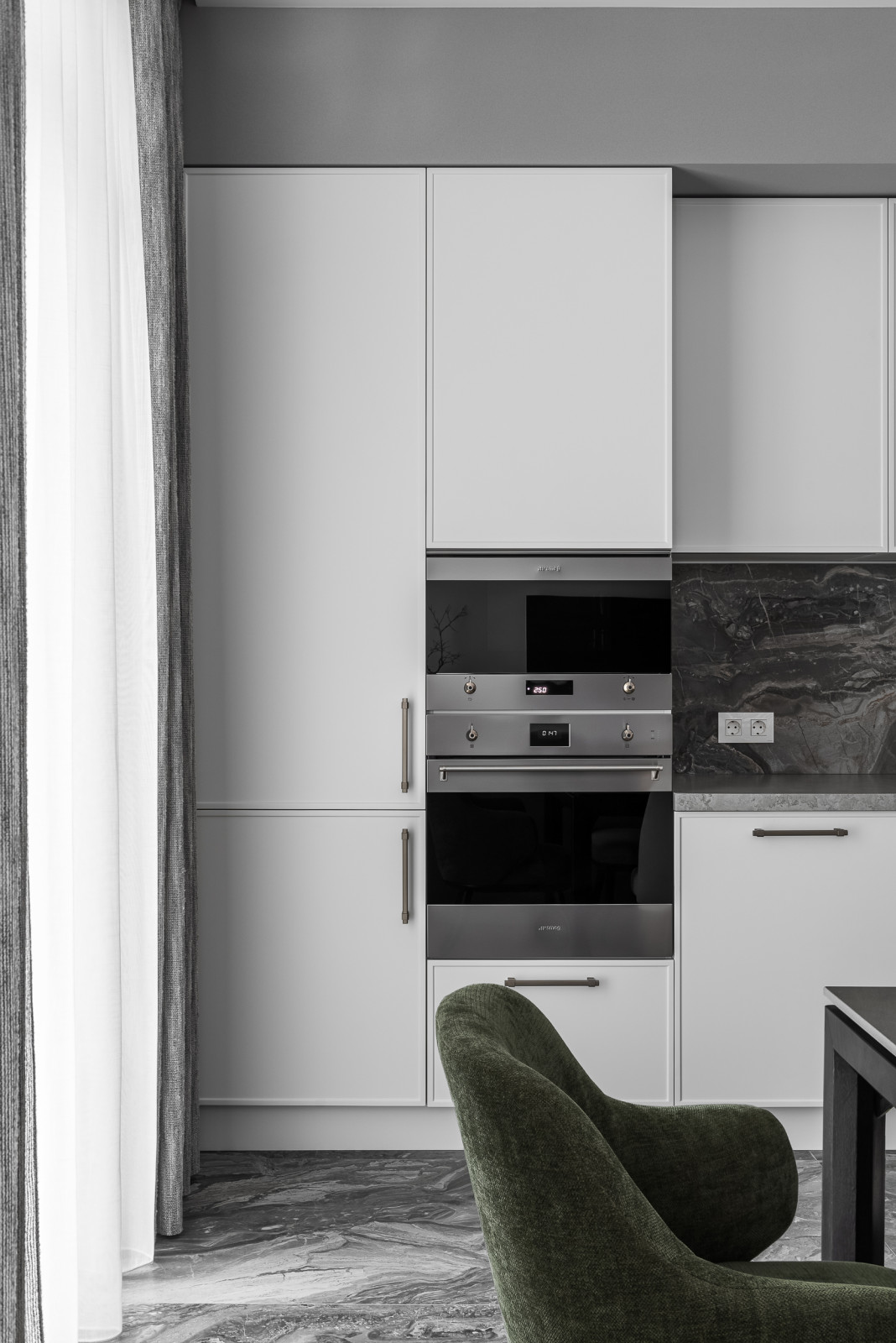 на стороне монохрома