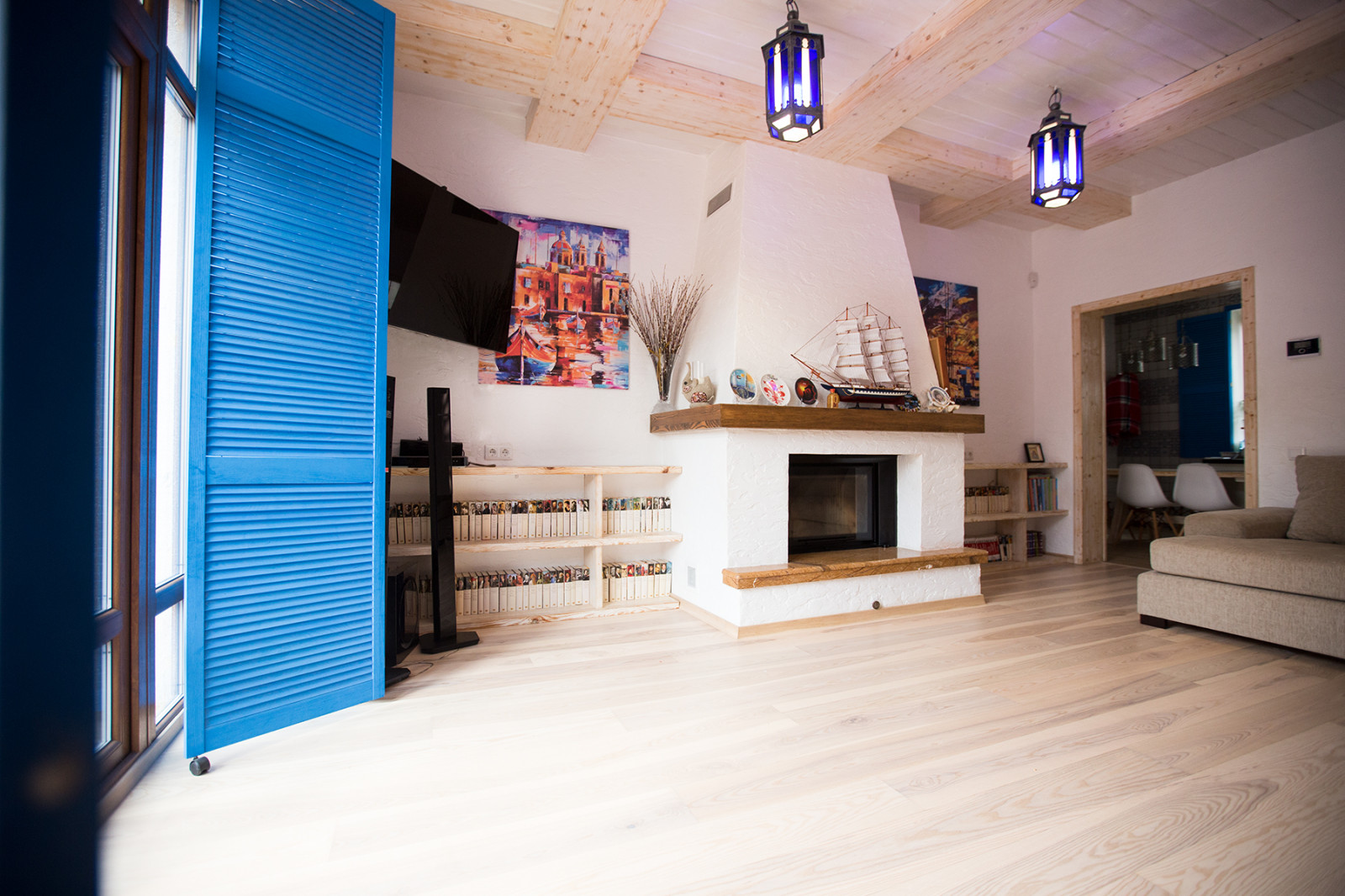 Интерьер загородного дома с греческими мотивами. Реализация