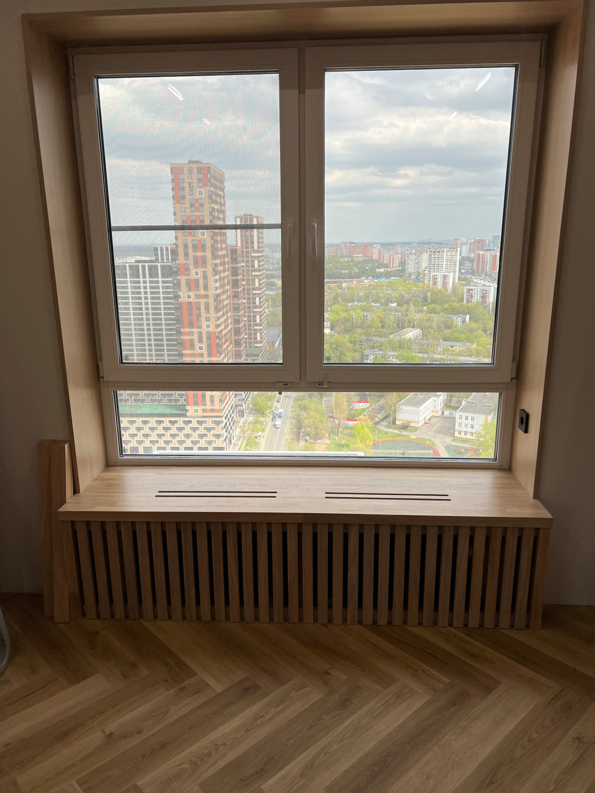 Деревянный подоконник с откосами и реечным экраном