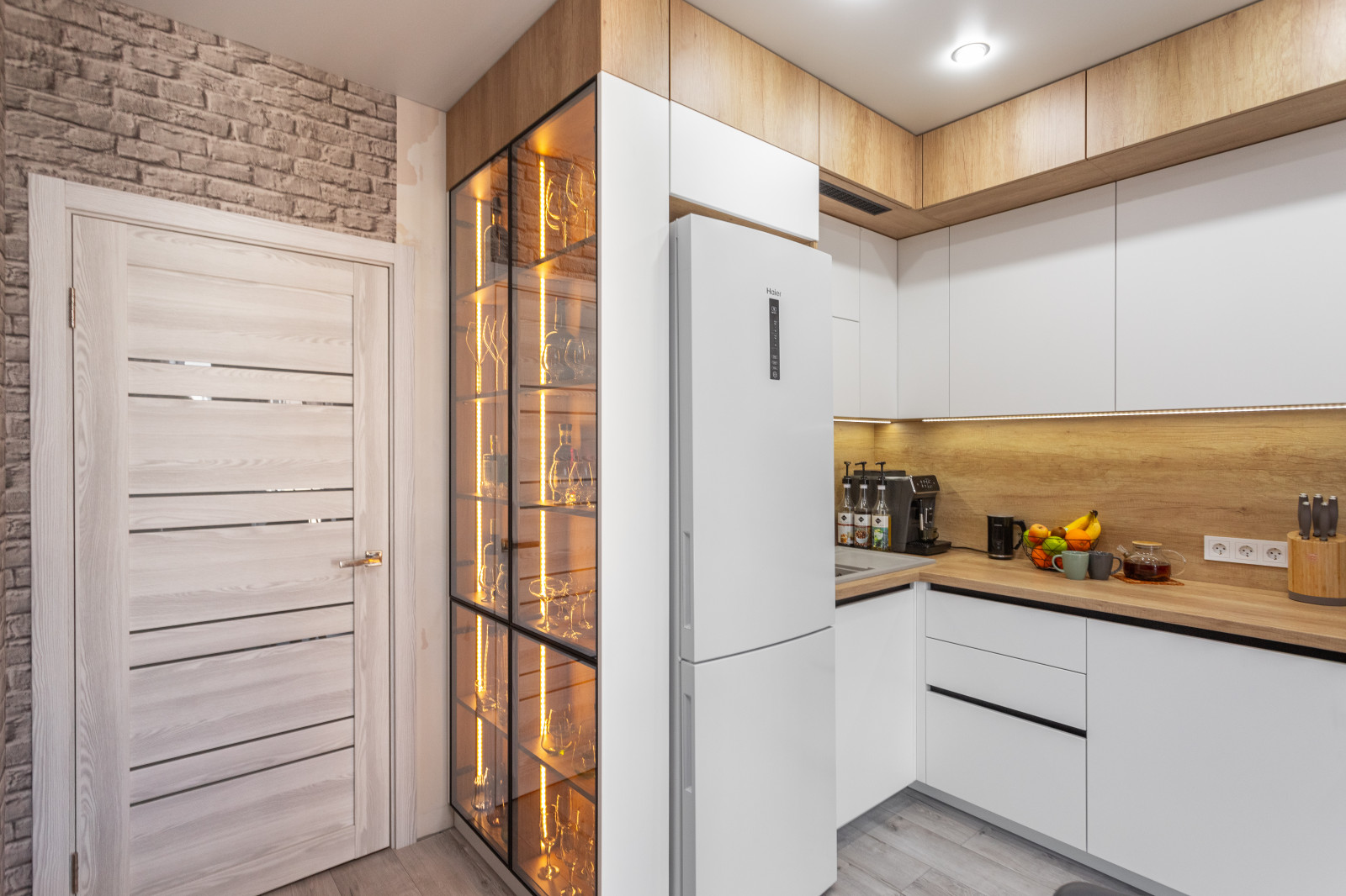 Кухня в современном стиле с витринами в Калининграде