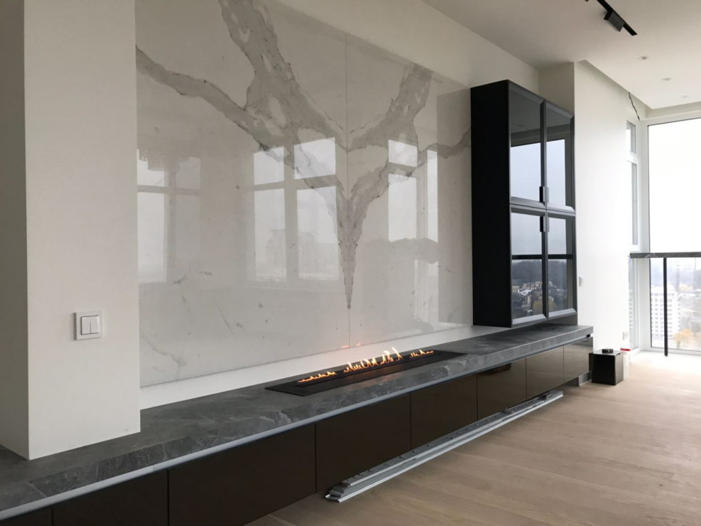 Встроенный биокамин на фоне мраморной стены