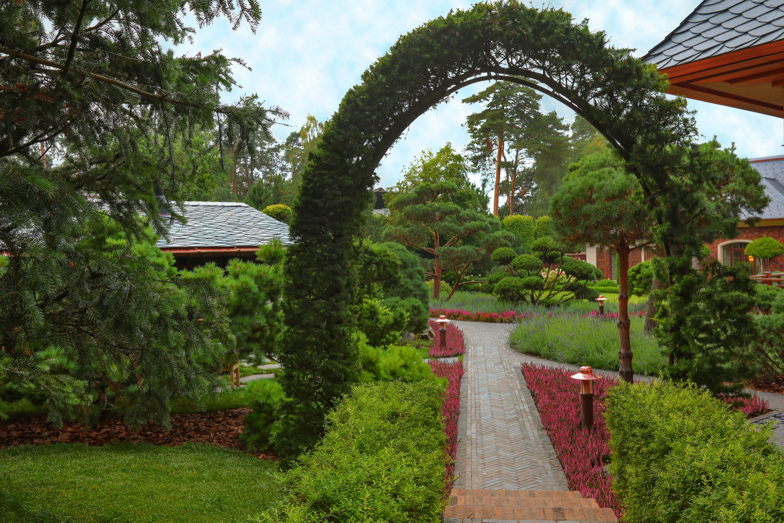 Коттеджный сад в Барвихе (дизайн и исполнение компании "Imperial Garden")