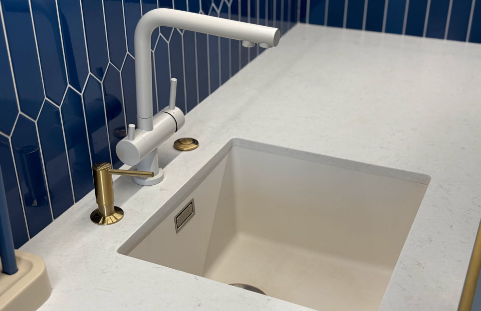 Кухня Петра в кремово-белом цвете с древесными элементами