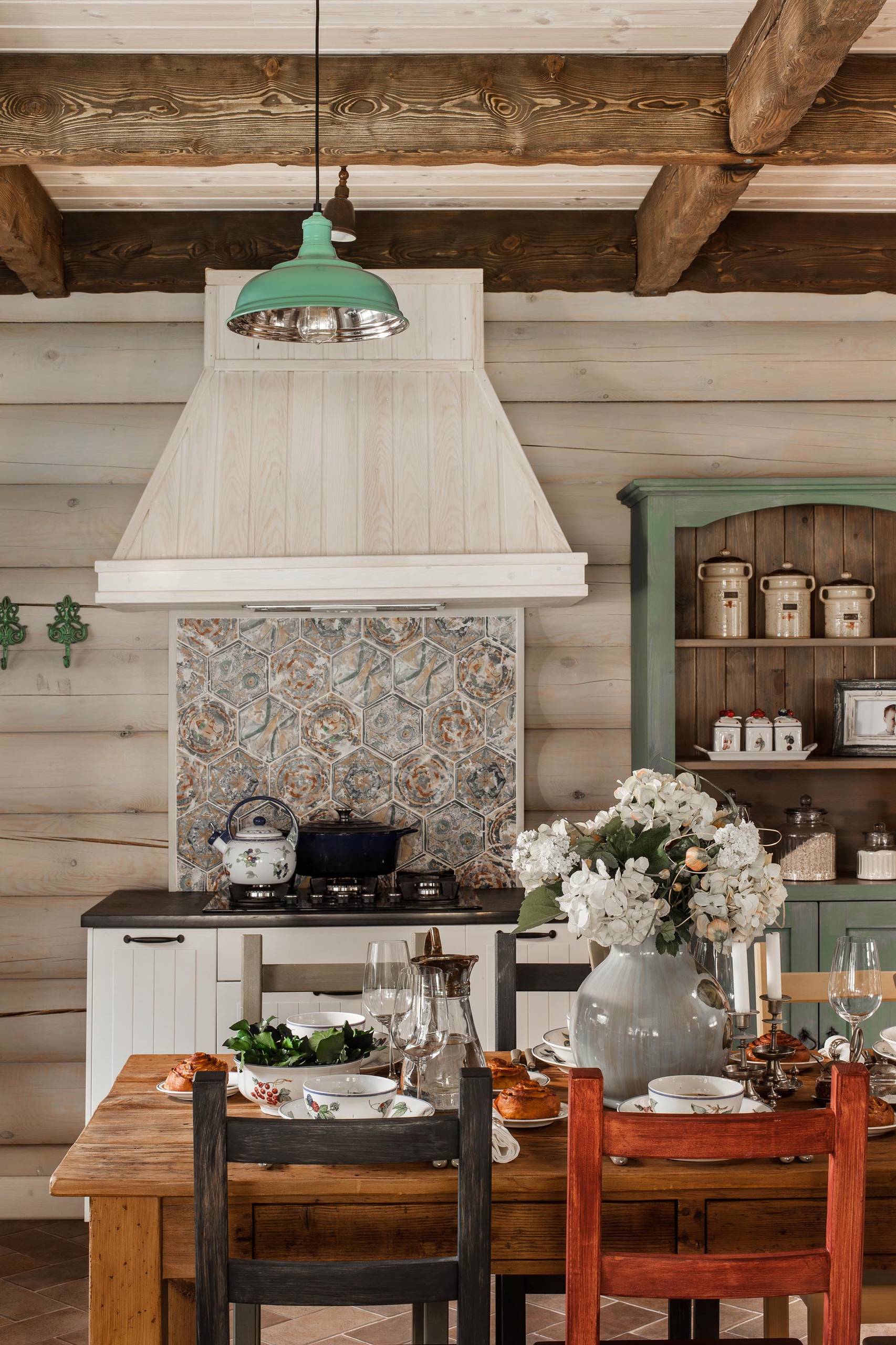 Houzz тур: Подмосковная дача с качелями и дровяной печью