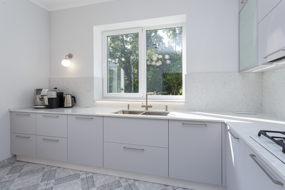 Кухня в современном стиле с каменной столешницей