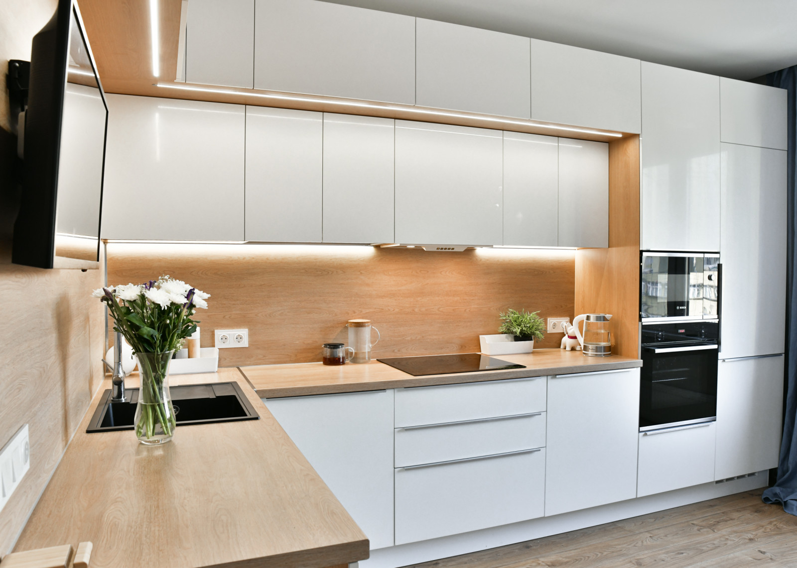 Белая глянцевая кухня с антресольнымверхом