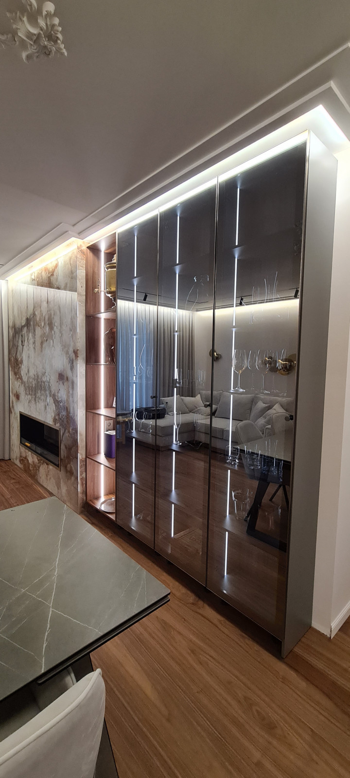 Витрина в кухне гостинной