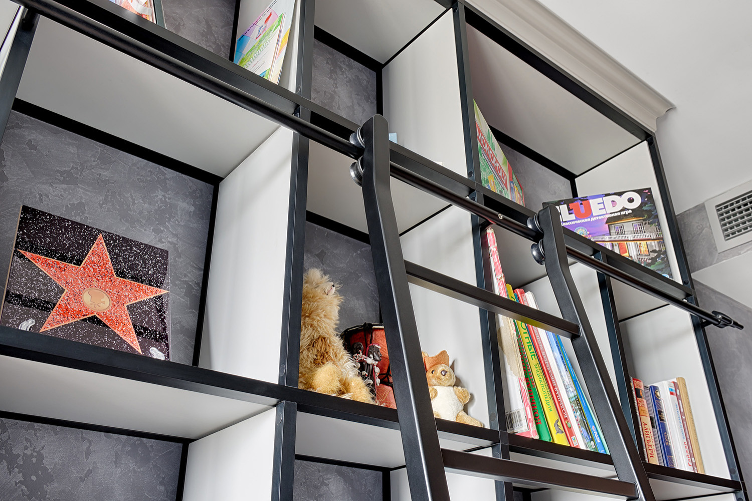 Стеллажная система с рабочим местом