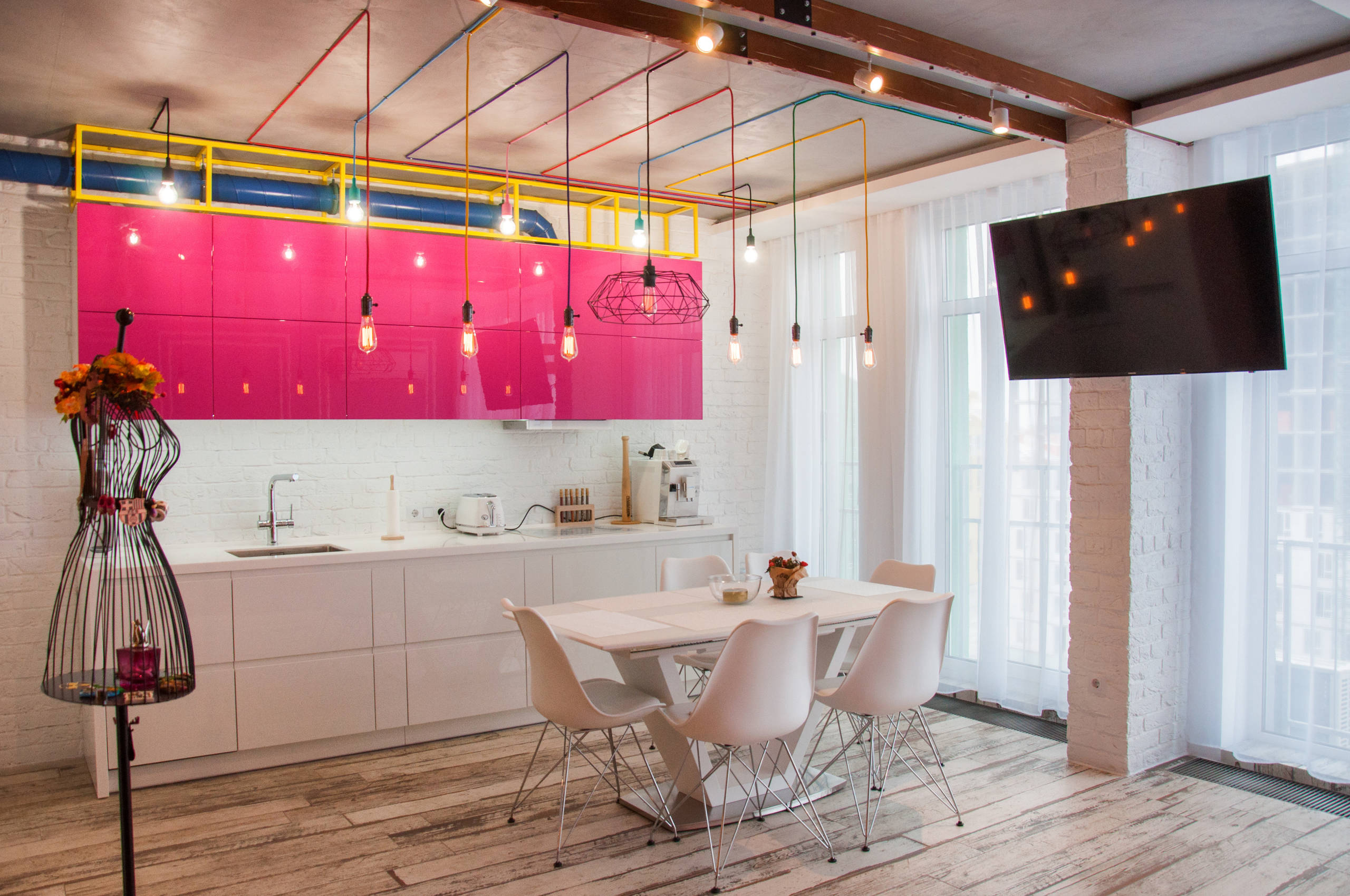 Houzz Украина: Лофт с полицейским зеркалом для танцовщицы