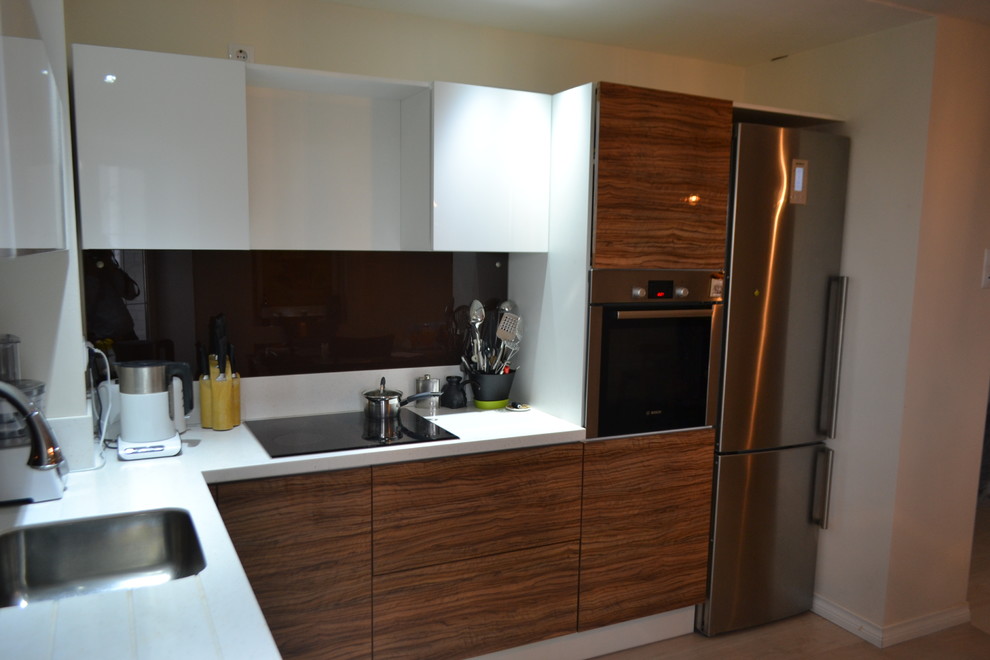 Духовой шкаф поднят на удоный уровень