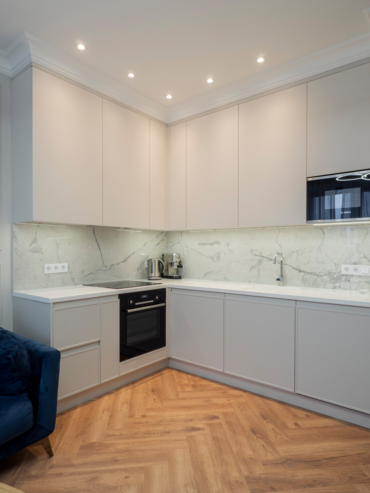 Белая кухня в стиле минимализм