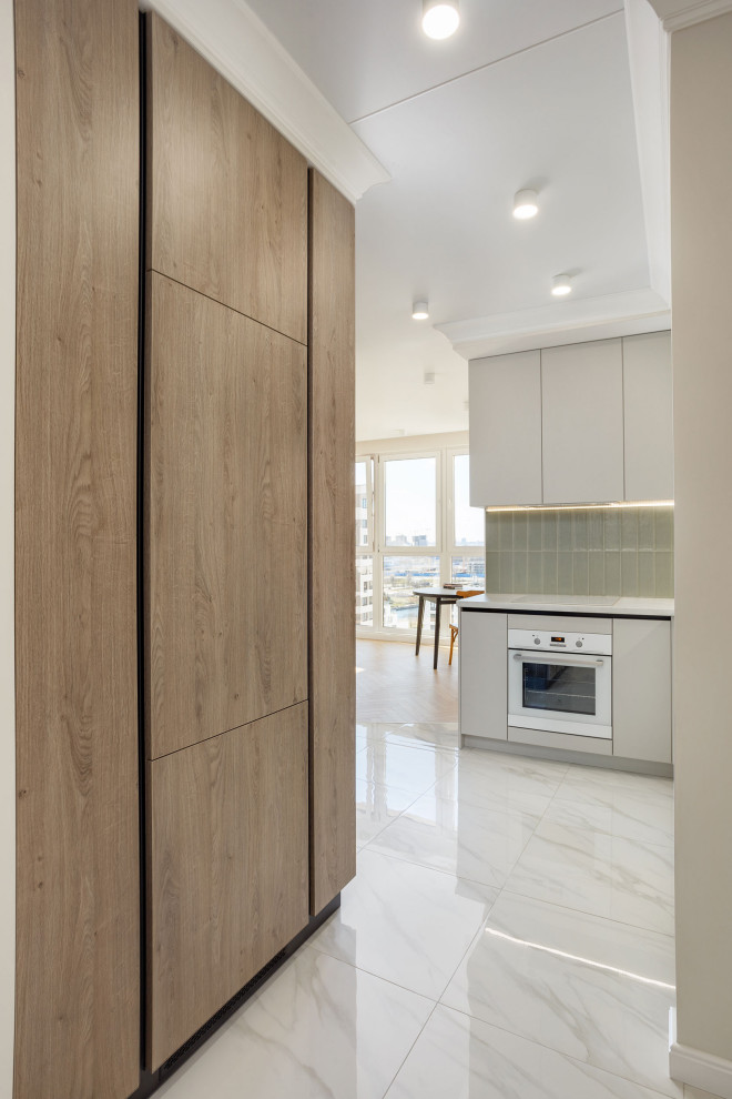 Светлая кухня с отдельным шкафом для холодильника