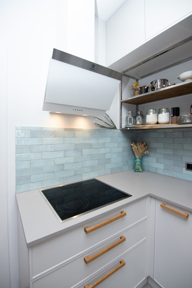 Светлая кухня в неоклассическом стиле