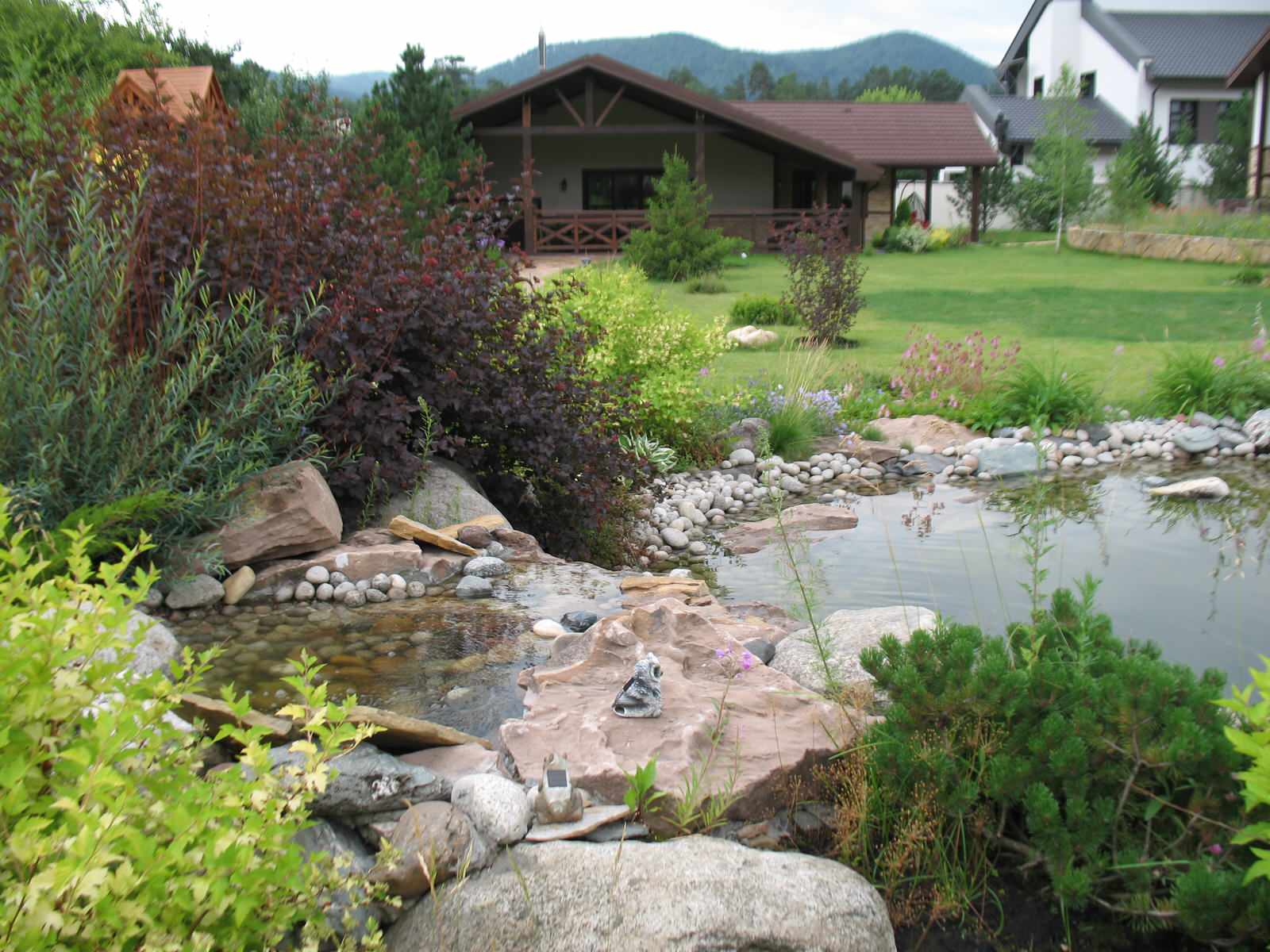 Декоративный загородный сад.