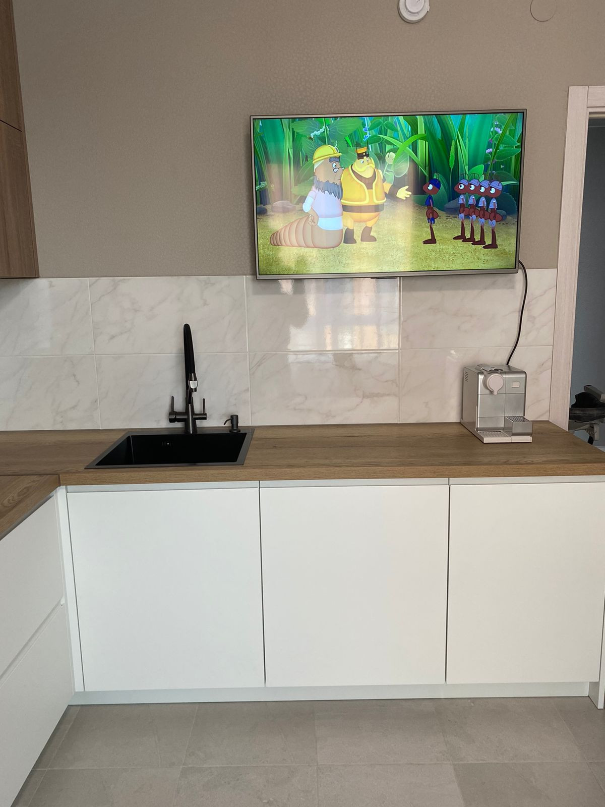 Светлая большая угловая кухня в белом и желтом цвете