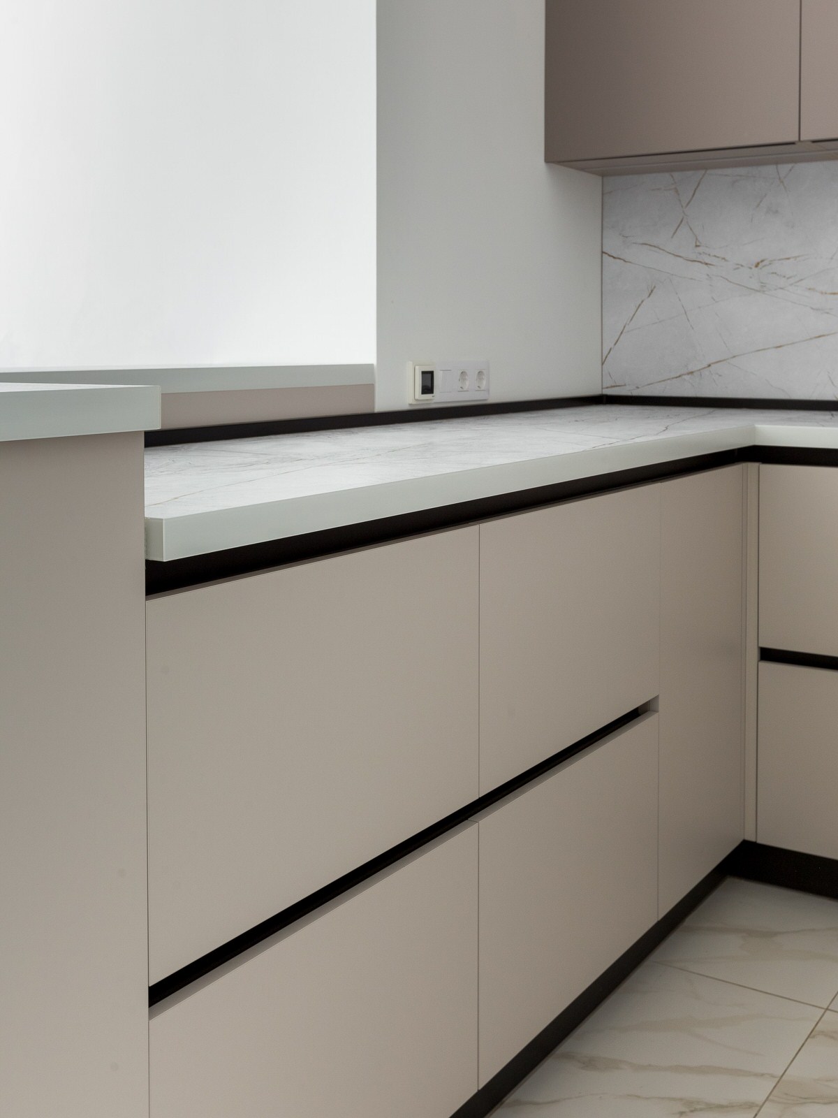 Угловая кухня-гостиная с барной в ЖК Матч Поинт