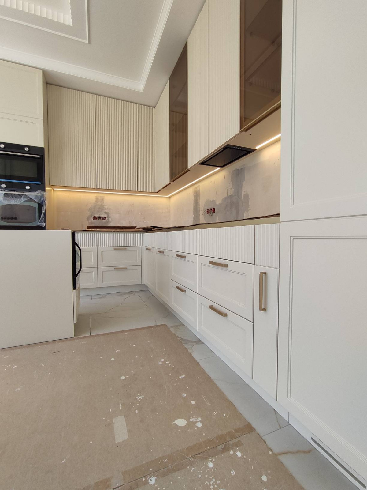 Кухонный гарнитур с фрезерованными фасадами в дом