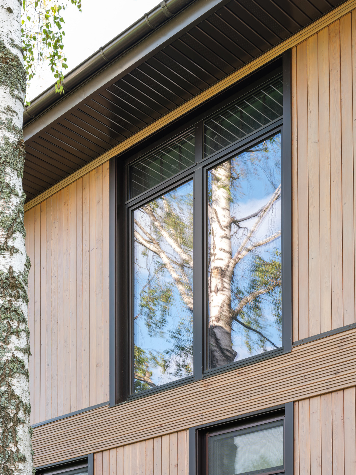 Остекление загородного дома в современном стиле