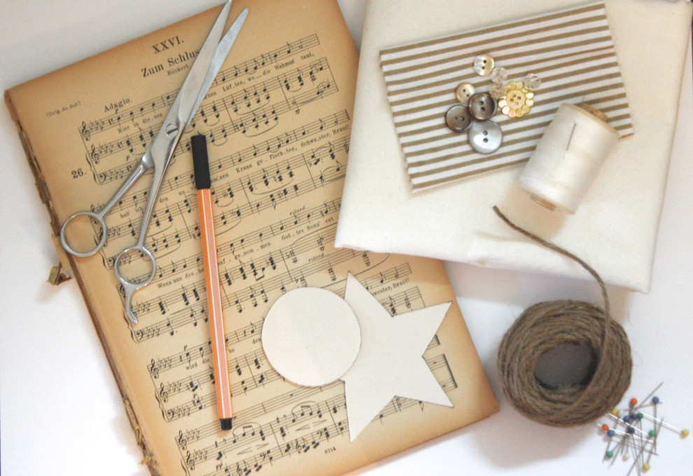 DIY: 4 способа сделать новогодние украшения из бумаги своими руками