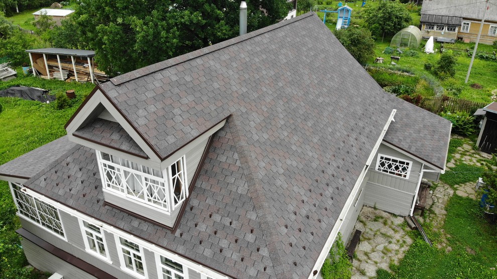 Классический дачный домик с резными наличниками