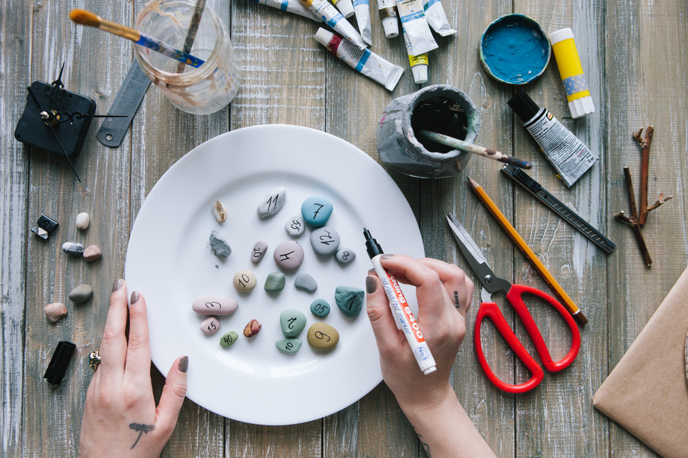 DIY: Оригинальные настенные часы своими руками из морской гальки