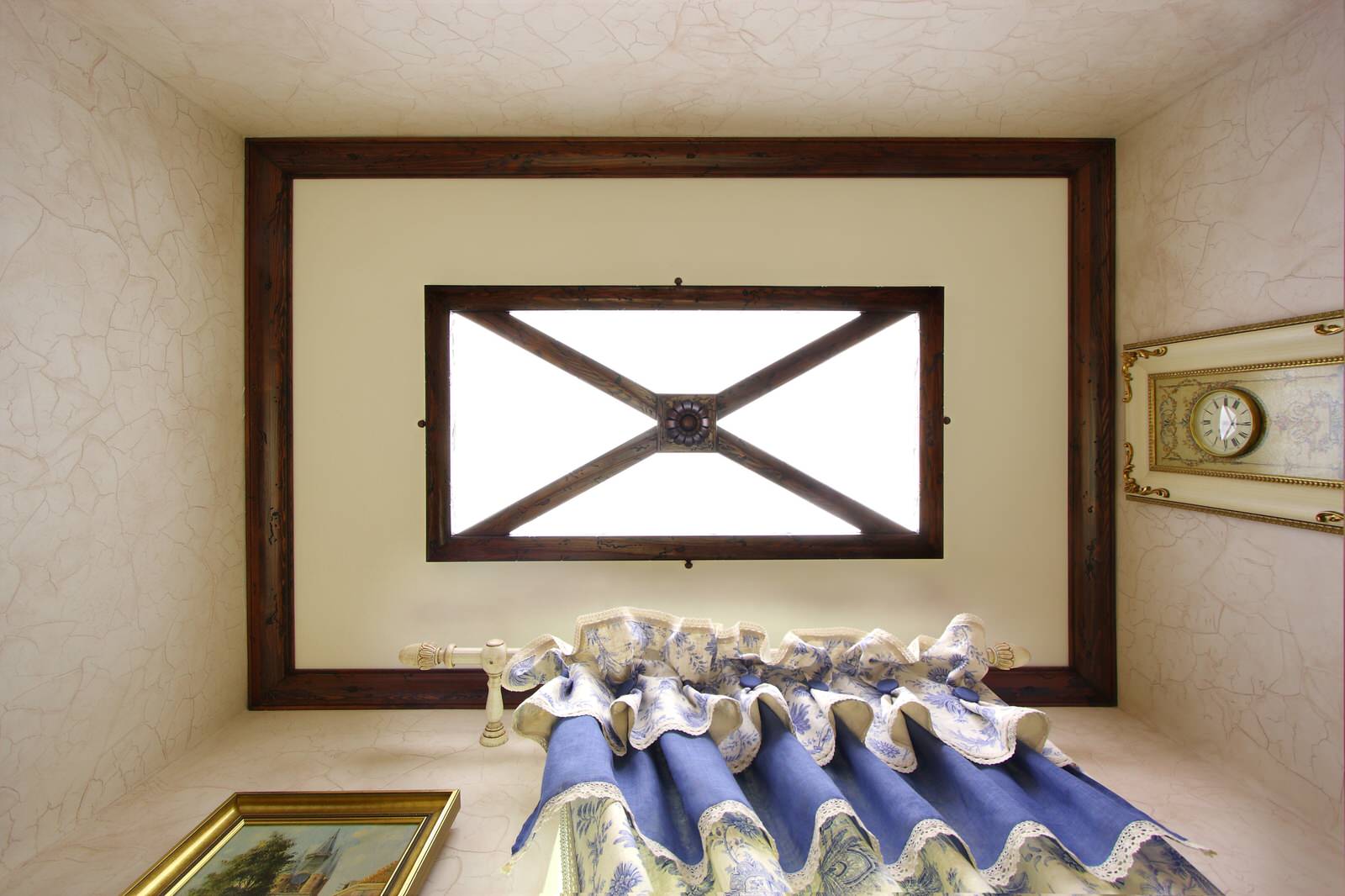 Загородный дом (потолок в прихожей)