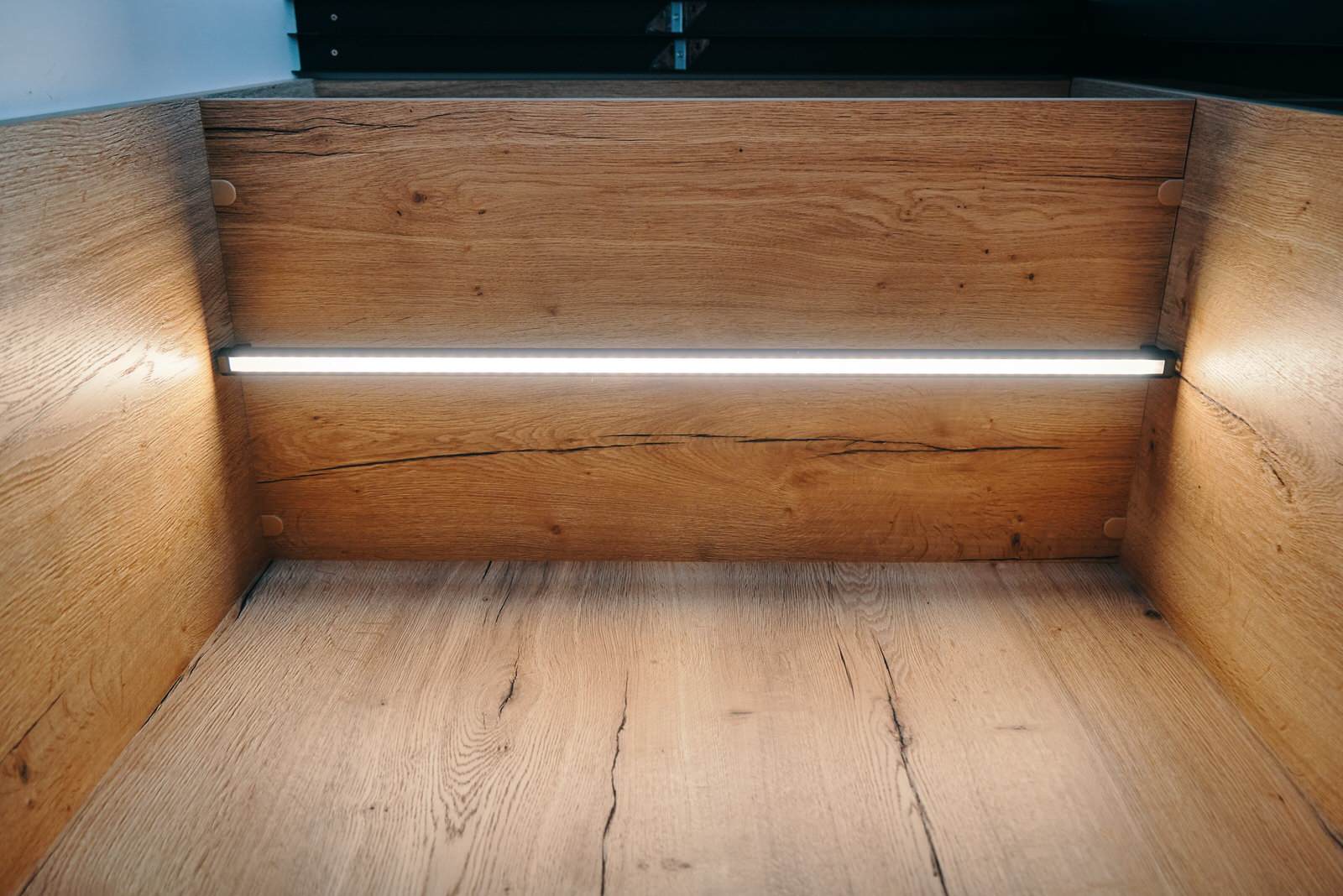 Шкаф-купе raumplus с тонированными дверьми в черном профиле S1200