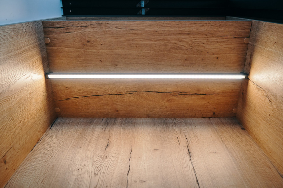 Шкаф-купе raumplus с тонированными дверьми в черном профиле S1200