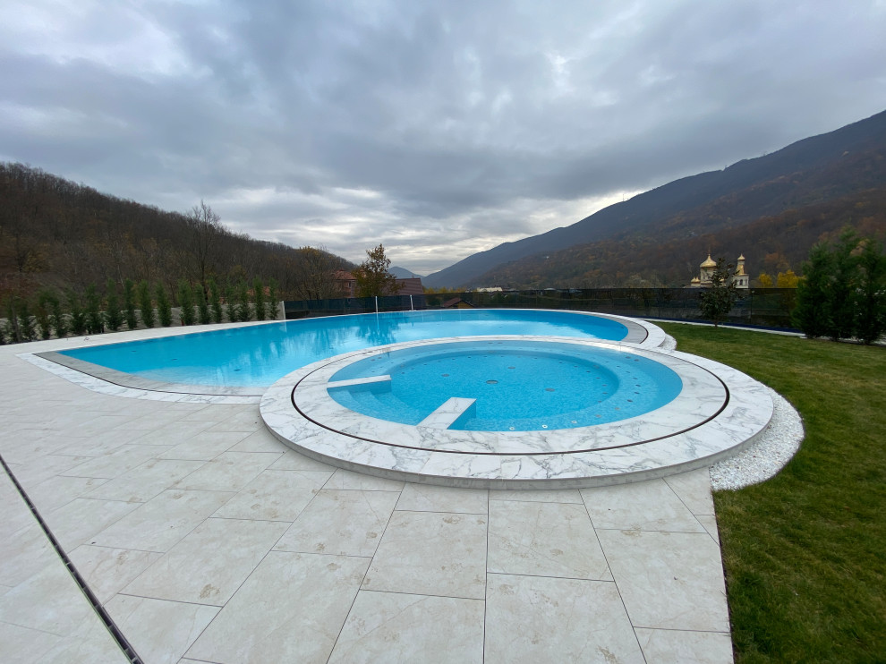 Бассейн с джакузи в горах