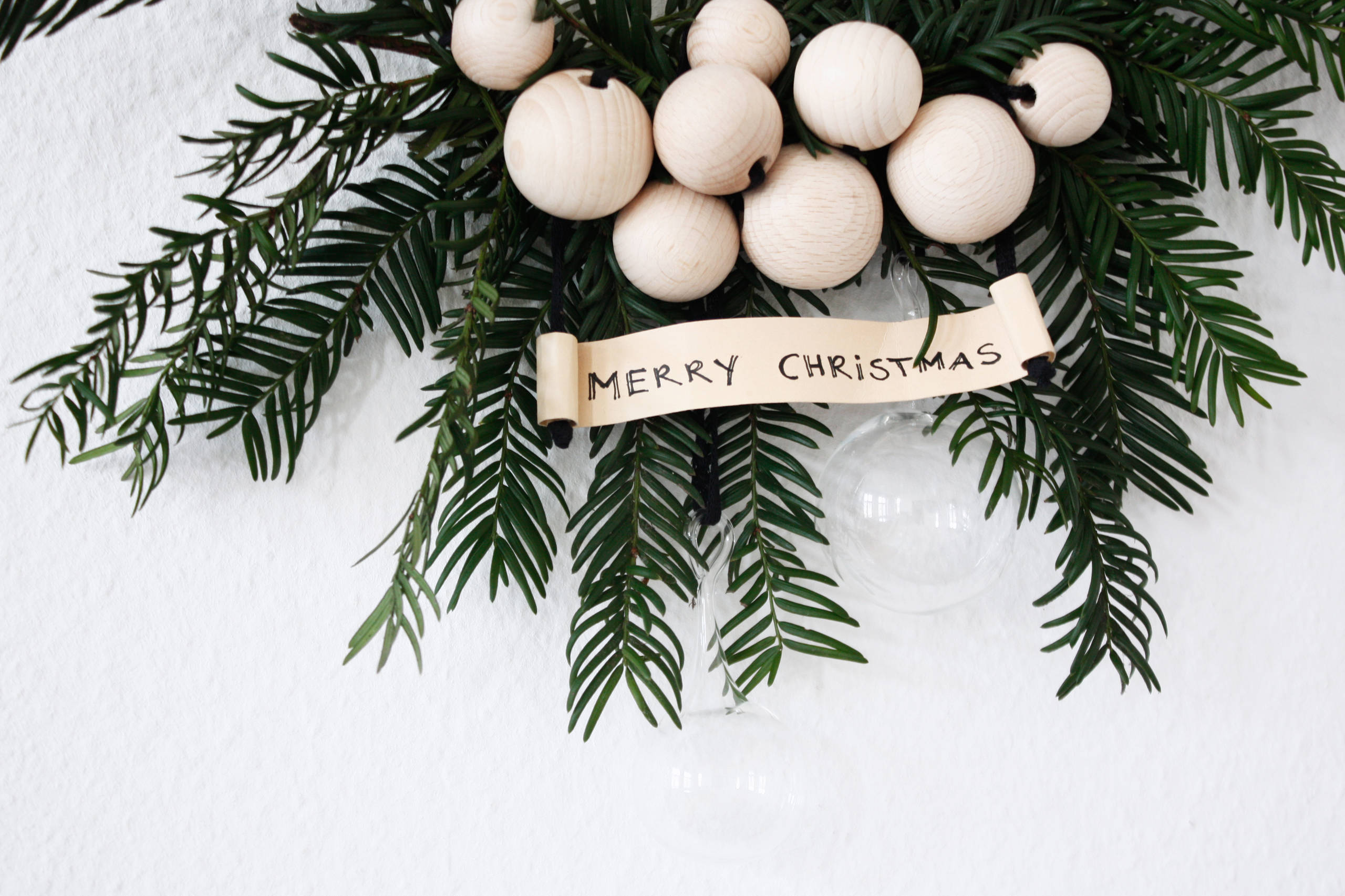 Своими руками: Новогодний венок на дверь за 30 минут