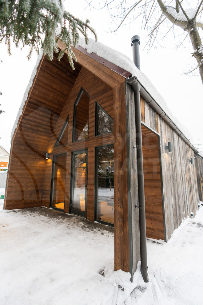 Современная баня в стиле барнхаус с отделкой из амбарной доски и доски Шале