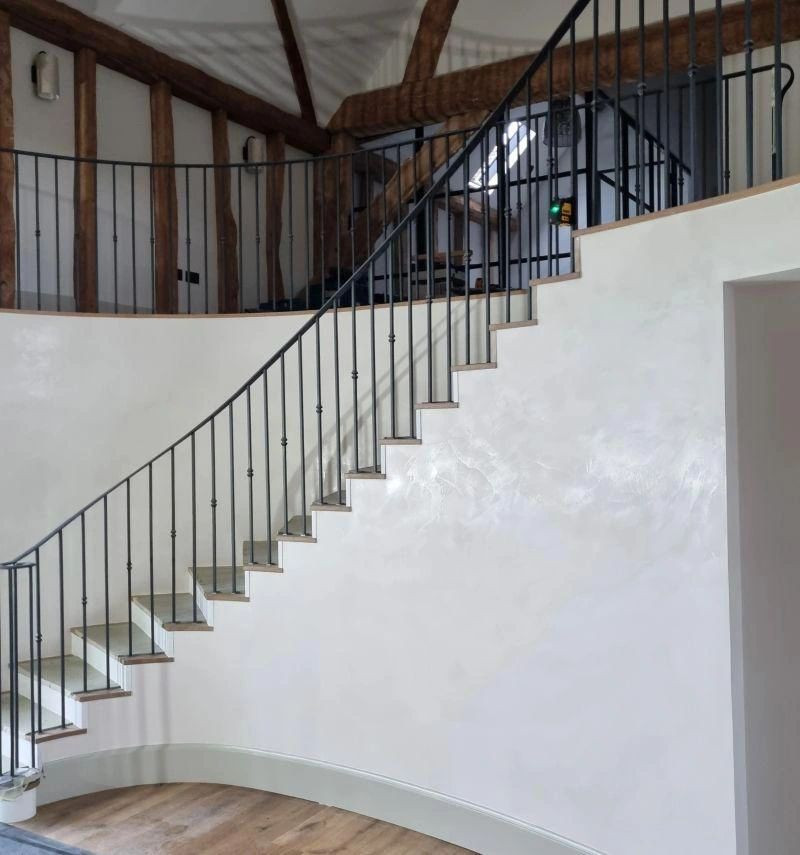 Отделка лестницы венецианской штукатуркой с эффектом Марморино