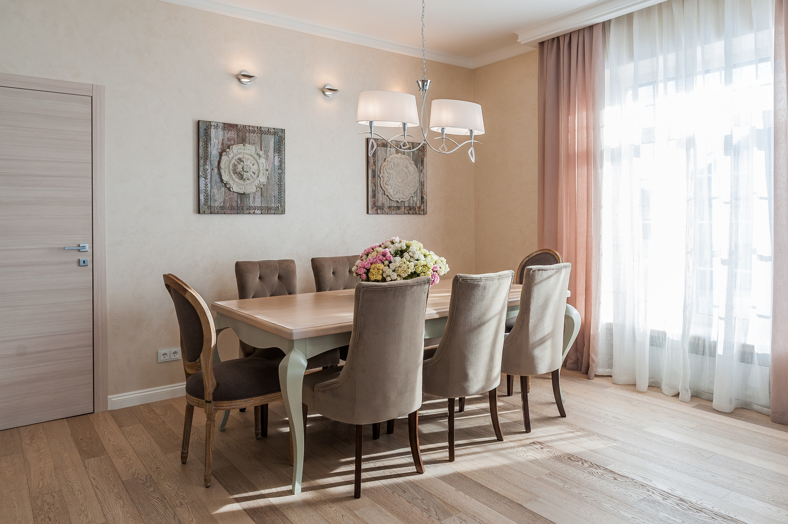 Загородный дом с розовой столовой