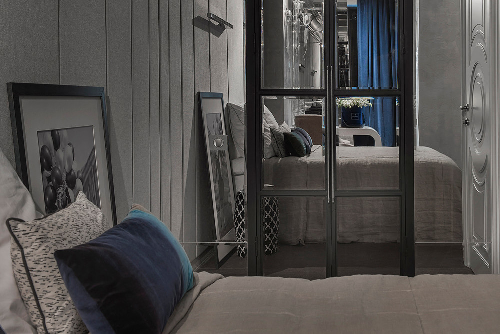 Houzz тур: Зеркальный коридор и красный конь