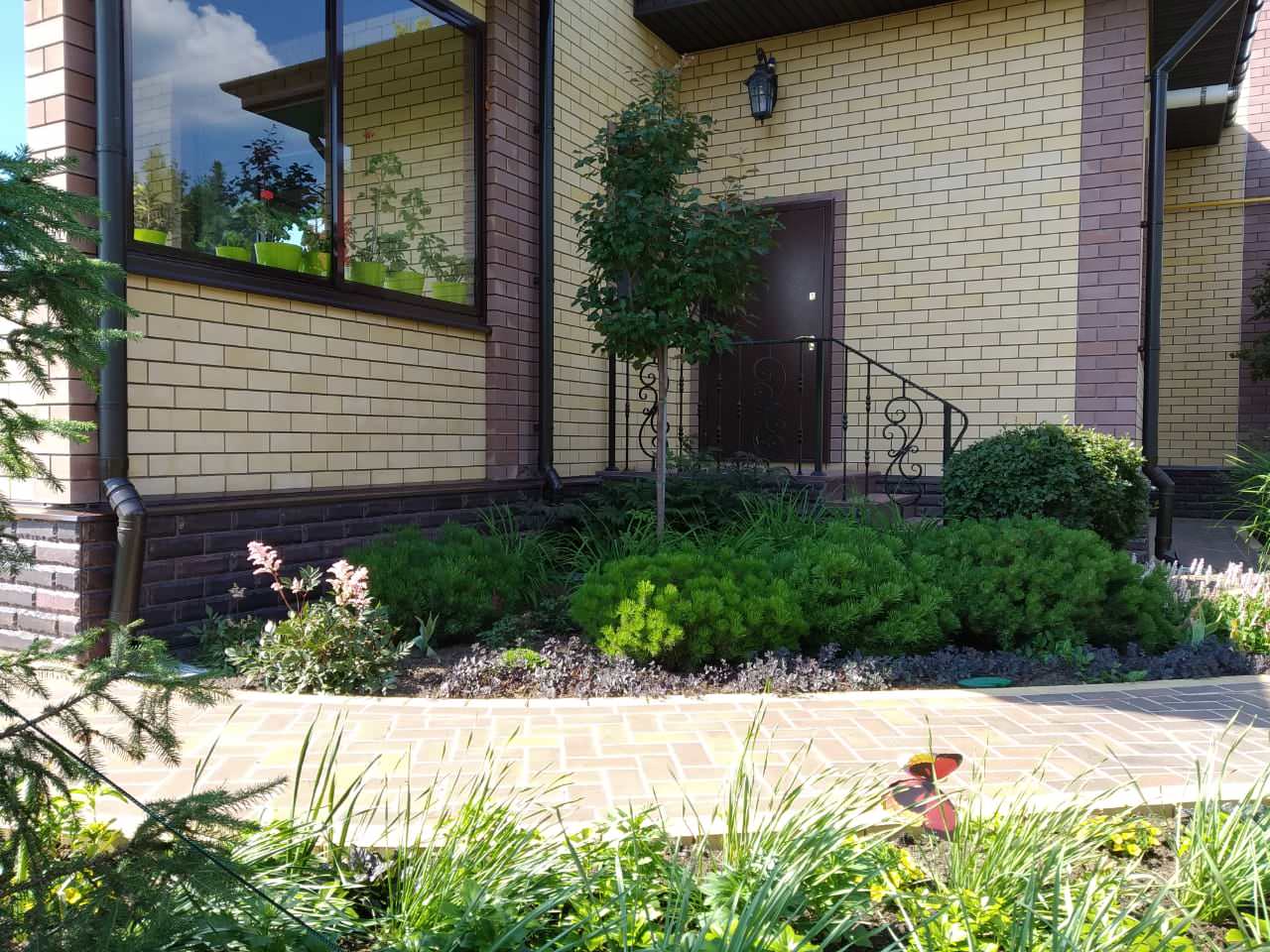 Сад в розовой дымке