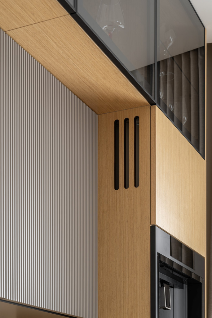 Современная кухня с фасадами из натурального шпона