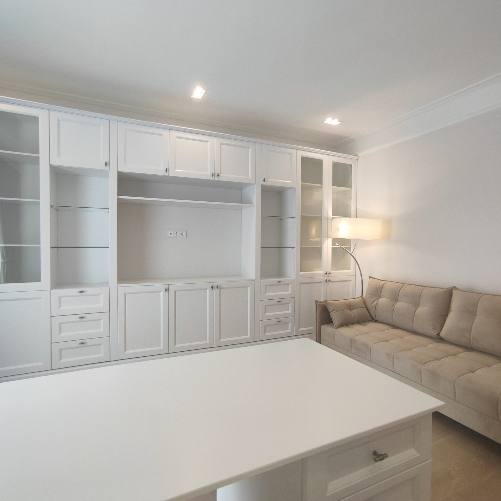 Двухуровневая светлая квартира в неоклассическом стиле